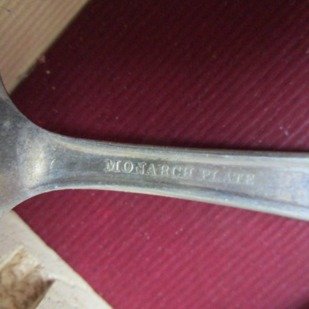 Vtg. KING EDWARDS CHILDS SILVERPLATE FLATWARE SET IN Box 1947?? - Picture 6 of 7